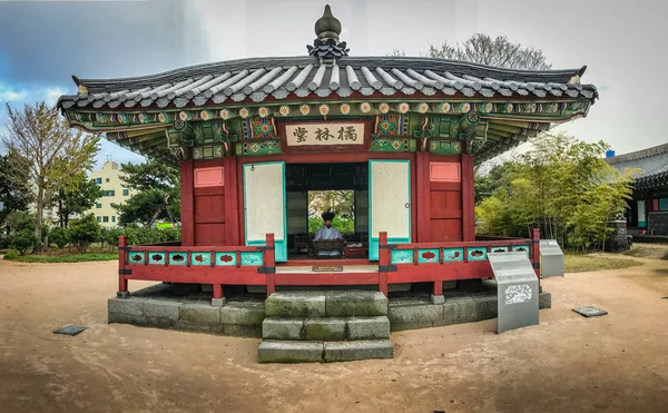 Jeju Mokgwana, el edificio restante más antiguo de Jeju para la antigua oficina del gobierno central donde el Juez del Período Joseon de Jeju de 1392 a 1910 —  Fotos de Stock