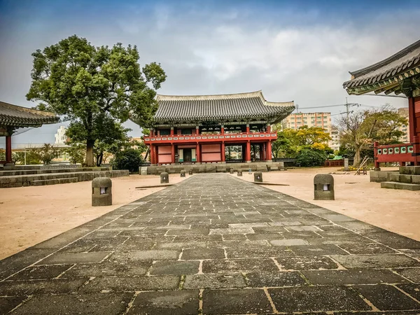 Jeju Mokgwana, w najstarszym budynku w Jeju dla byłego rządu centralnego biura gdzie Joseon okres sędziego o Jeju od 1392 do 1910 — Zdjęcie stockowe