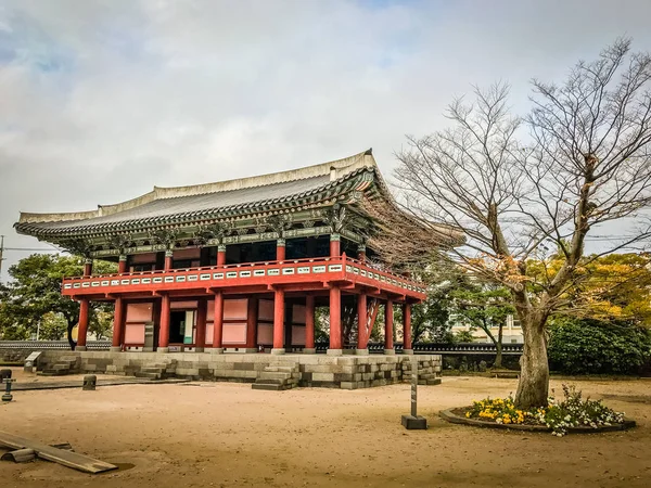 Jeju Mokgwana, el edificio restante más antiguo de Jeju para la antigua oficina del gobierno central donde el Juez del Período Joseon de Jeju de 1392 a 1910 —  Fotos de Stock