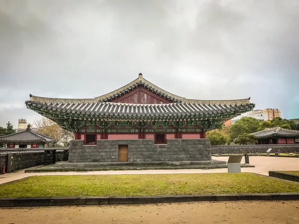 Jeju Mokgwana, w najstarszym budynku w Jeju dla byłego rządu centralnego biura gdzie Joseon okres sędziego o Jeju od 1392 do 1910 — Zdjęcie stockowe