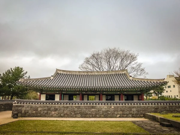 Jeju Mokgwana, o edifício restante mais antigo em Jeju para o antigo escritório do governo central, onde o magistrado do período Joseon de Jeju de 1392 a 1910 — Fotografia de Stock