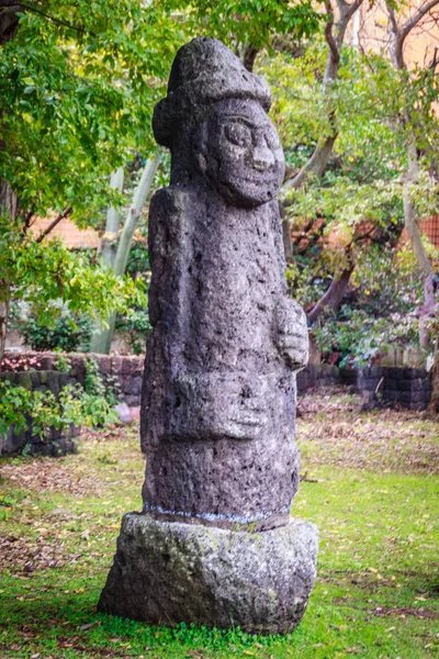 Idolo de piedra (Dolharubang, las "piedras del abuelo") en Jeju Mokgwana, el edificio restante más antiguo de Jeju para la antigua oficina del gobierno central, donde el magistrado del período Joseon de Jeju de 1392 a 1910 —  Fotos de Stock