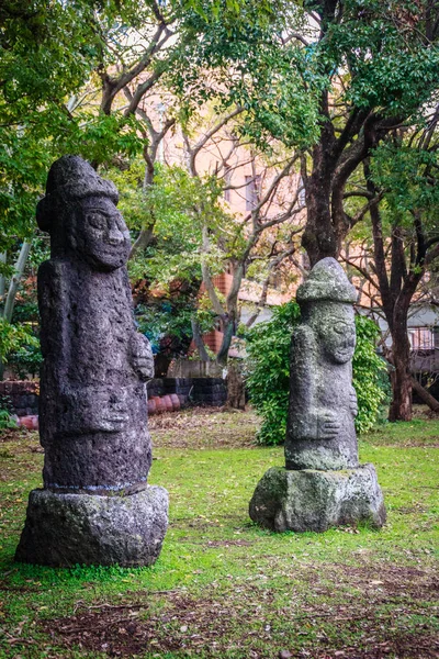 Dos ídolos de piedra (Dolharubang, las "piedras del abuelo") en Jeju —  Fotos de Stock