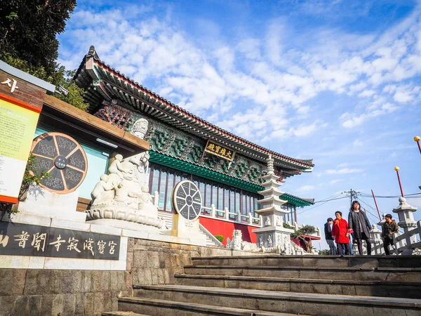 O turista visitou Sanbanggulsa templo que localizado na Montanha Sanbangsan . — Fotografia de Stock