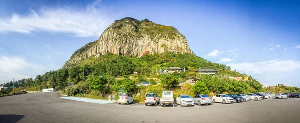 Der Tourist besuchte den Sanbanggulsa-Tempel, der sich auf dem Sanbangsan-Berg befindet. — Stockfoto