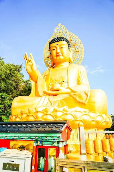 Buda gigante de ouro, estátua principal do Buda no Templo de Sanbanggulsa — Fotografia de Stock