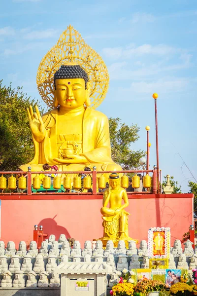 Gold-Riesenbuddha, Hauptbuddha-Statue im Sanbanggulsa-Tempel — Stockfoto