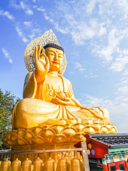 Buda gigante de ouro, estátua principal do Buda no Templo de Sanbanggulsa — Fotografia de Stock