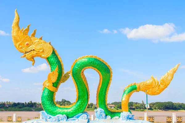 Patung Naga yang menakjubkan di Mekong Riverside Walking Street — Stok Foto