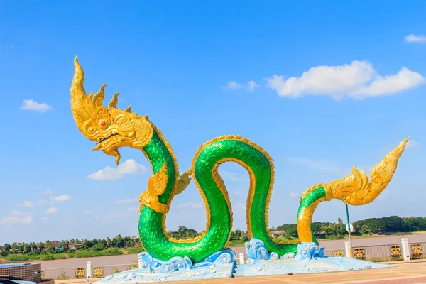 Patung Naga yang menakjubkan di Mekong Riverside Walking Street — Stok Foto