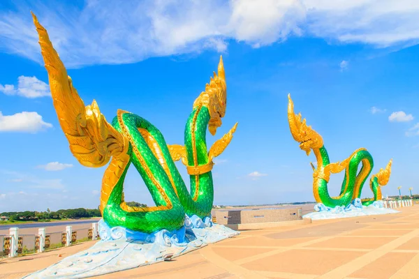 Naga heykel Mekong nehir kenarında yürüyüş Street şaşırtıcı — Stok fotoğraf