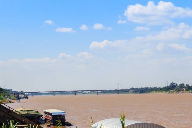 Mavi gökyüzü arka plan ile Mekong Nehri üzerinde Sal Float yemek salonu 