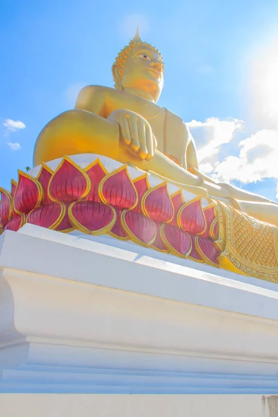 Big Buddha beeld aan Wat Lamduan Mekong rivier — Stockfoto