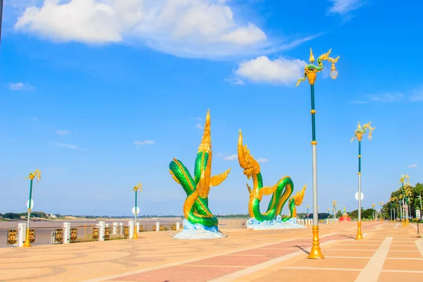 Naga heykel Mekong nehir kenarında yürüyüş Street şaşırtıcı — Stok fotoğraf
