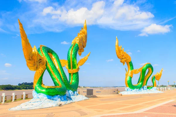 Naga heykel Mekong nehir kenarında yürüyüş Street şaşırtıcı — Stok fotoğraf