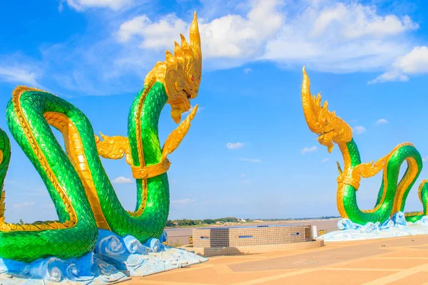 Naga heykel Mekong nehir kenarında yürüyüş Street şaşırtıcı — Stok fotoğraf