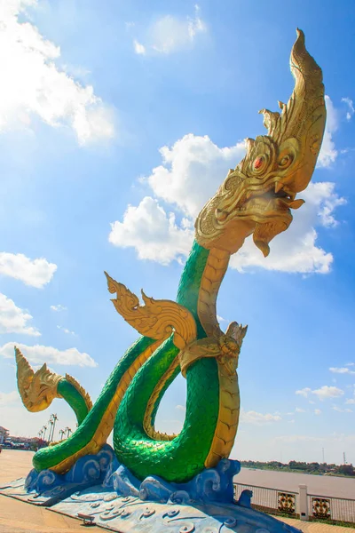 Patung Naga yang menakjubkan di Mekong Riverside Walking Street — Stok Foto