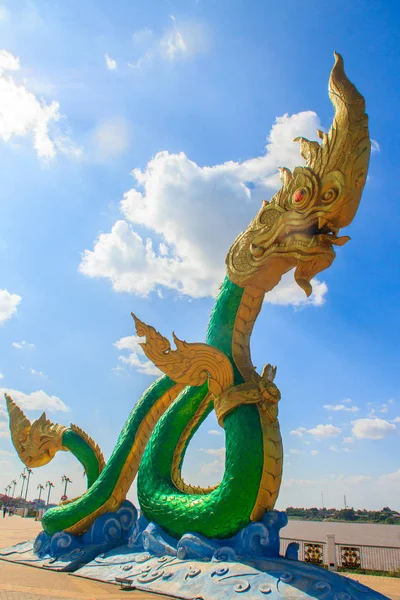 Patung Naga yang menakjubkan di Mekong Riverside Walking Street — Stok Foto