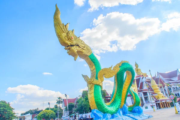 Naga heykel Mekong nehir kenarında yürüyüş Street şaşırtıcı — Stok fotoğraf