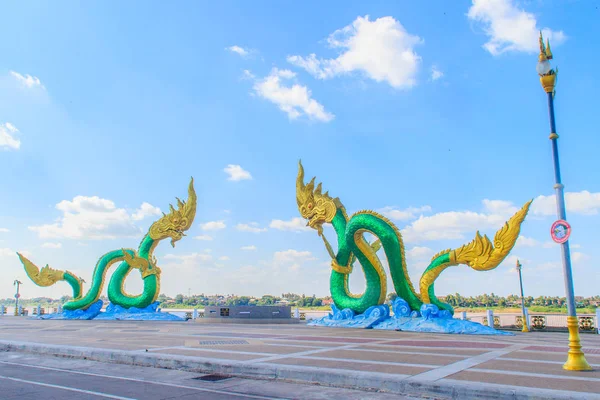 Naga heykel Mekong nehir kenarında yürüyüş Street şaşırtıcı — Stok fotoğraf