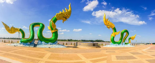 Καταπληκτικό Naga γλυπτικής στο Mekong ποταμό οδό περπατήματος — Φωτογραφία Αρχείου