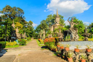 Buda Sala Keoku, park, açıklamaları ile duruşlar