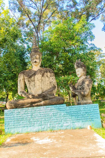 Respekt des Engels vor dem Buddha in sala keoku, dem Park von — Stockfoto