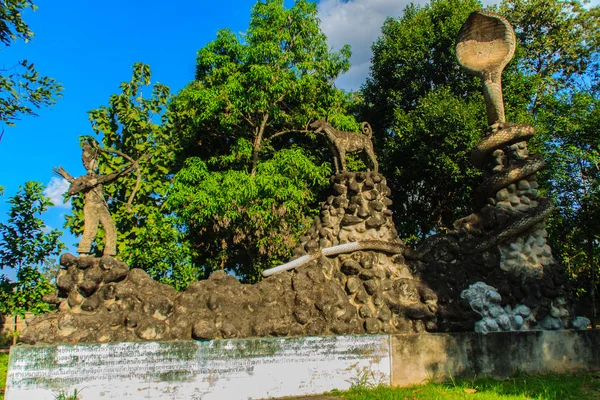 Ställningar av Buddha vid Sala Keoku, parkera av giant fant — Stockfoto