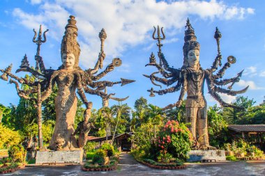 Uma ve Shiva, Sala Keoku, dev fantastik beton park