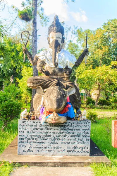 Ganesha in sala keoku, dem Park mit riesigen fantastischen Betonwänden — Stockfoto