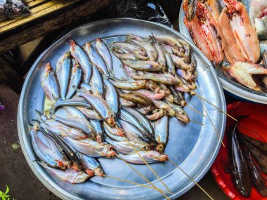 Taze balıklar bir pazarda Ubon Ratchatani, Tayland