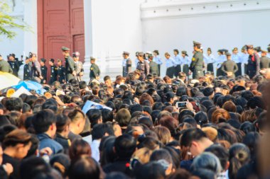 Tay insanlar kalabalık izlemek Kraliyet alayı