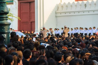Bangkok Tayland - 14 Ekim 2016: Kalabalık, insanların vücut üzerinde 13 Ekim 2016, Grand Palace, Bangkok., Tayland vefat kralın aktarma Kraliyet alayı izliyorum Tay,