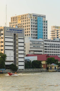 Tha Maharaj piers görünümünden Siriraj Hastanesi