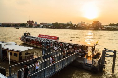 Bangkok Tayland - 14 Ekim 2016: Kalabalık Tay insanlar yolcu tekneleri Maharaj iskelede 13 Ekim 2016, Grand Palace adlı vefat eden kral, gövdesi aktarma Kraliyet alayı izlemek için