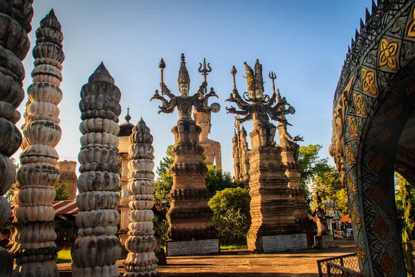 Sala Keoku, el parque de gigantescas esculturas de hormigón fantásticas insp —  Fotos de Stock