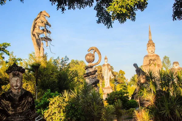 Sala Keoku, el parque de gigantescas esculturas de hormigón fantásticas insp —  Fotos de Stock