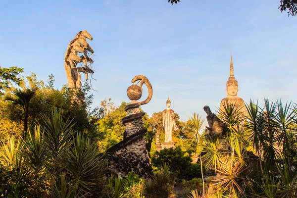 Sala Keoku, el parque de gigantescas esculturas de hormigón fantásticas insp —  Fotos de Stock