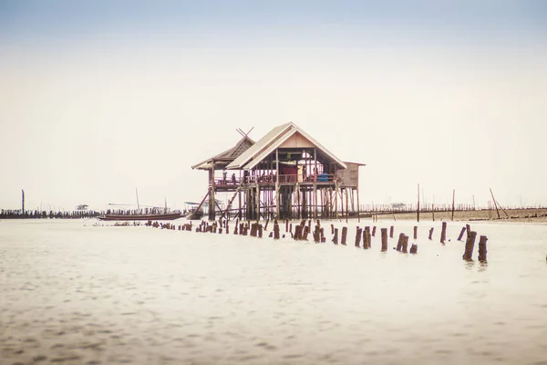 Cabaña en el mar que utilizaba para que el propietario se quedara y vigilara —  Fotos de Stock