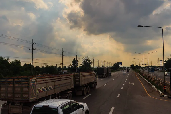 Autobahnverkehr Bei Sonnenuntergang Mit Lkw Und Autos Der Provinz Samut — Stockfoto