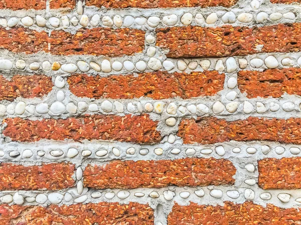 Lateriet blok en grind patroon in de ringmuur van de hek — Stockfoto