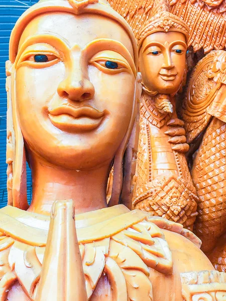Mooie wax kaars vervaardigd met beelden van Boeddha en engelen — Stockfoto