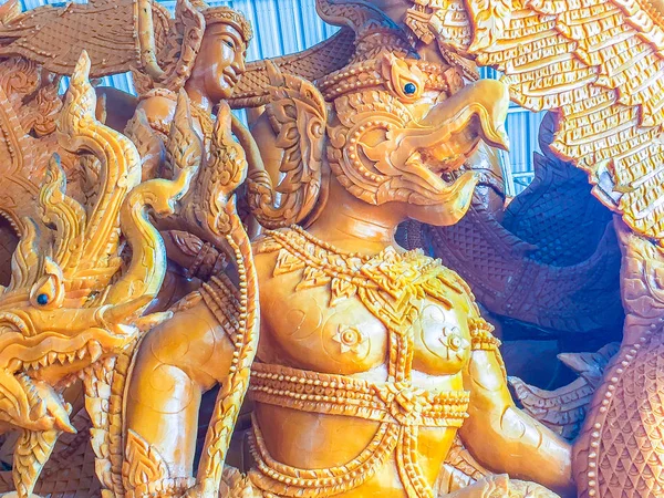 Hermosa vela de cera hecha a mano con imágenes de Buda y ángeles —  Fotos de Stock