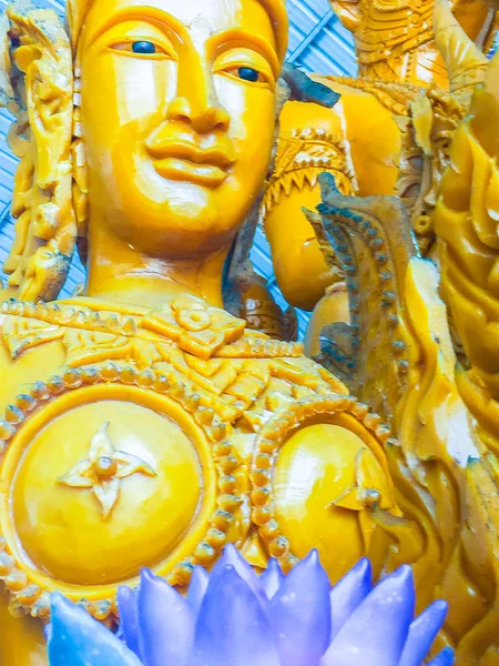 Hermosa vela de cera hecha a mano con imágenes de Buda y ángeles — Foto de Stock