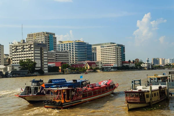 Nemocnice Siriraj pohled z mola Tha Maharaj — Stock fotografie