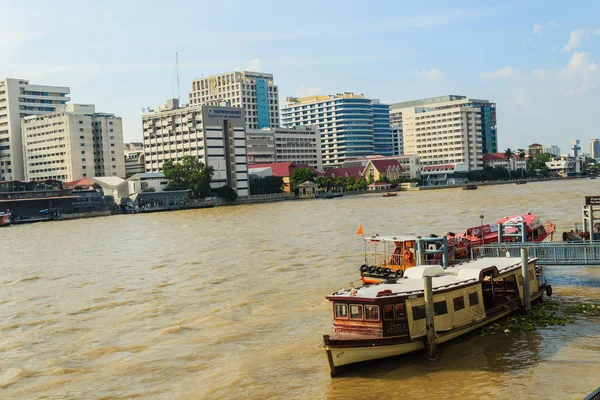 Siriraj ziekenhuis uitzicht vanaf Tha Maharaj pieren — Stockfoto