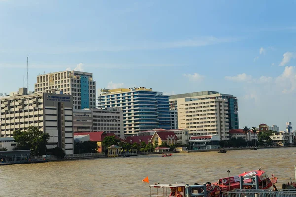 Widok szpitala Siriraj z Tha Maharaj piers — Zdjęcie stockowe