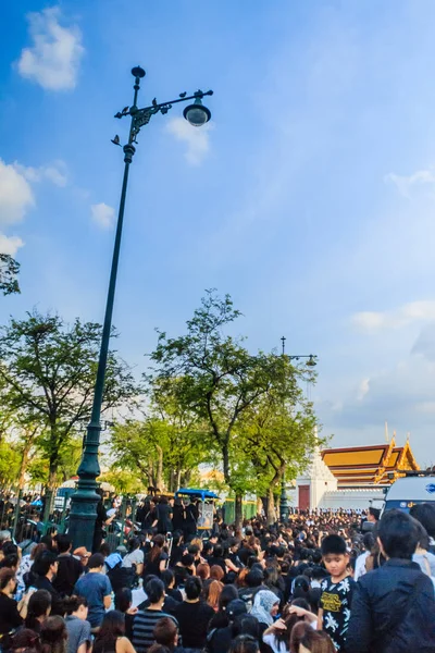 Mängden av thailändska människor titta på den kungliga processionen — Stockfoto