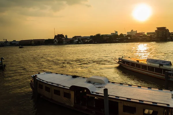 Tha Maharaj boot pier's avonds aan de rivier Chao Phaya — Stockfoto