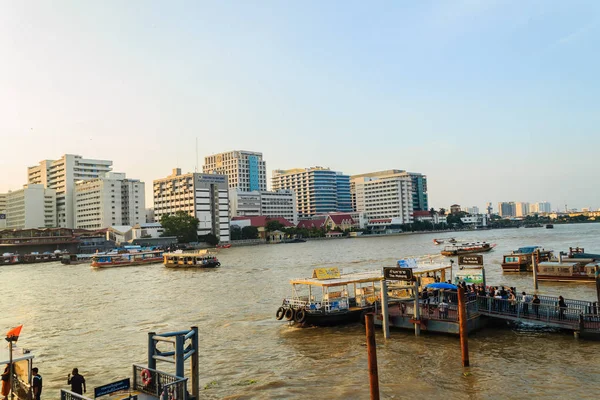 Siriraj ziekenhuis uitzicht vanaf Tha Maharaj pieren — Stockfoto